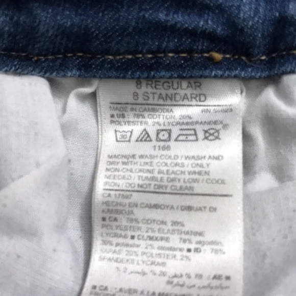 There are 3 items the price only for 2 jeans denim the short pants will free - Picture 6 of 7